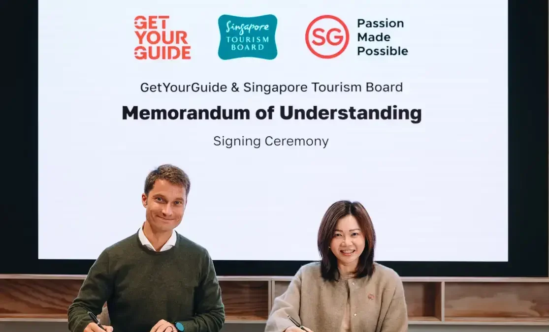 Johannes Reck and Melissa Ow signing the GetYourGuide and Singapore Tourism Board MoU