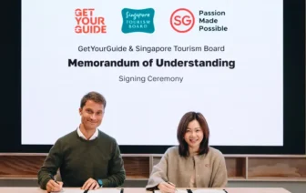 Johannes Reck and Melissa Ow signing the GetYourGuide and Singapore Tourism Board MoU